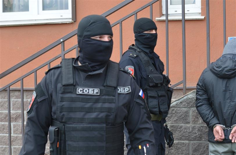 Петербургский СОБР обеспечил проведение серии обысков и задержаний по уголовному делу о незаконной постановке на миграционный учет 