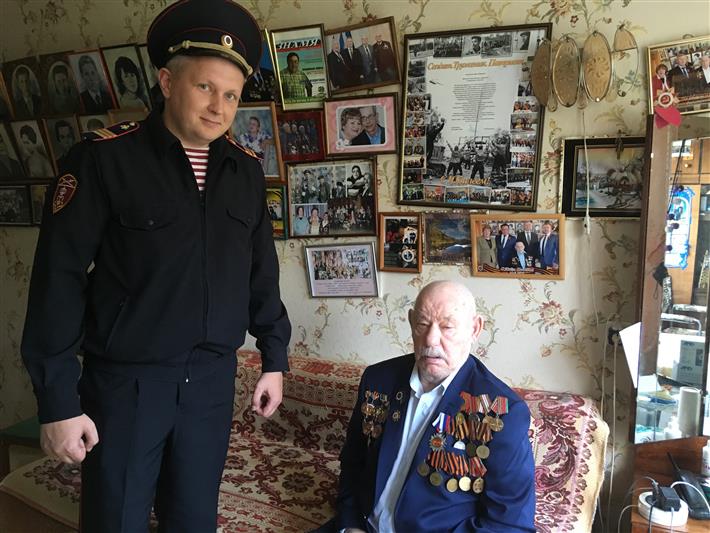 Сотрудники Управления Росгвардии по ХМАО – Югре поздравили с 94-летием ветерана Великой Отечественной войны 