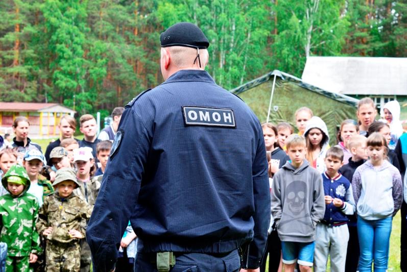 Бойцы екатеринбургского ОМОН провели «Зарницу» в оздоровительном лагере «Заря»