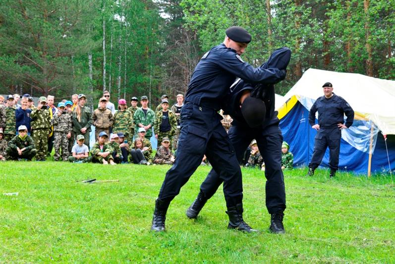 Бойцы екатеринбургского ОМОН провели «Зарницу» в оздоровительном лагере «Заря»