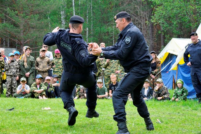 Бойцы екатеринбургского ОМОН провели «Зарницу» в оздоровительном лагере «Заря»