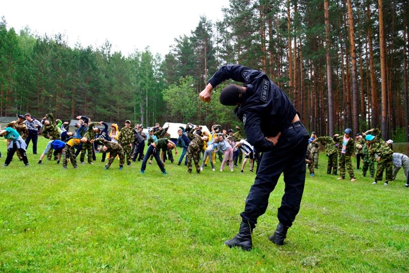 Бойцы екатеринбургского ОМОН провели «Зарницу» в оздоровительном лагере «Заря»