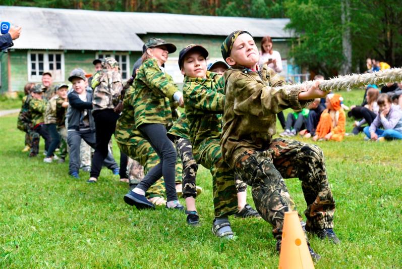 Бойцы екатеринбургского ОМОН провели «Зарницу» в оздоровительном лагере «Заря»
