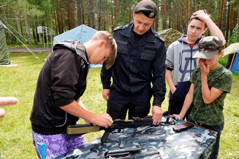 Бойцы екатеринбургского ОМОН провели «Зарницу» в оздоровительном лагере «Заря»