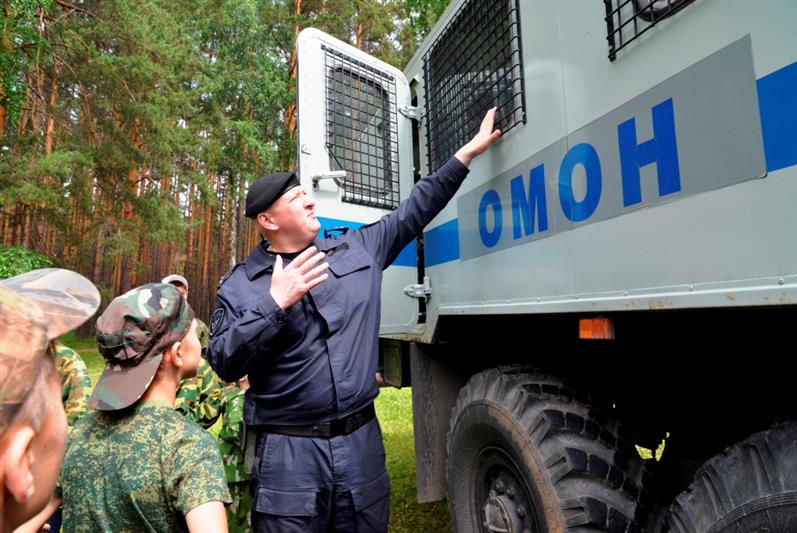Бойцы екатеринбургского ОМОН провели «Зарницу» в оздоровительном лагере «Заря»
