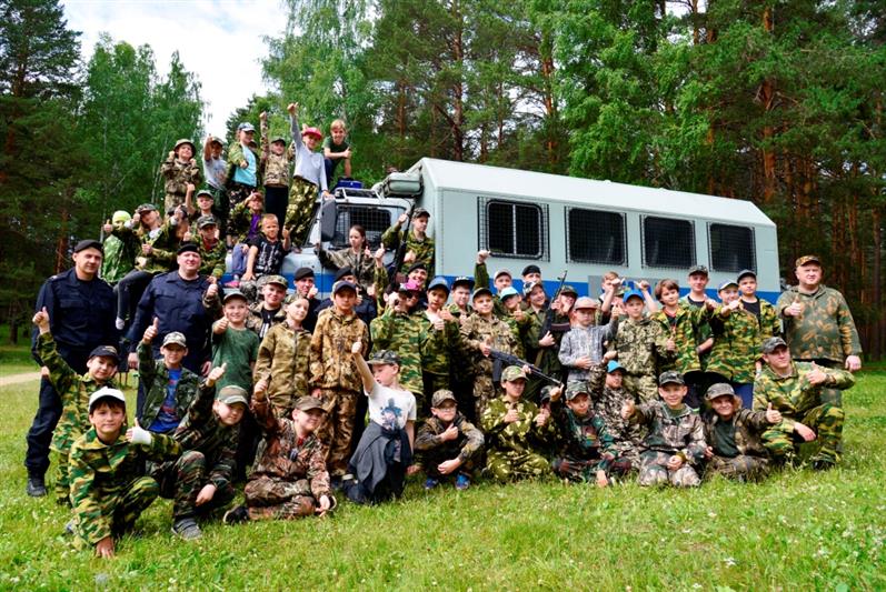 Бойцы екатеринбургского ОМОН провели «Зарницу» в оздоровительном лагере «Заря»