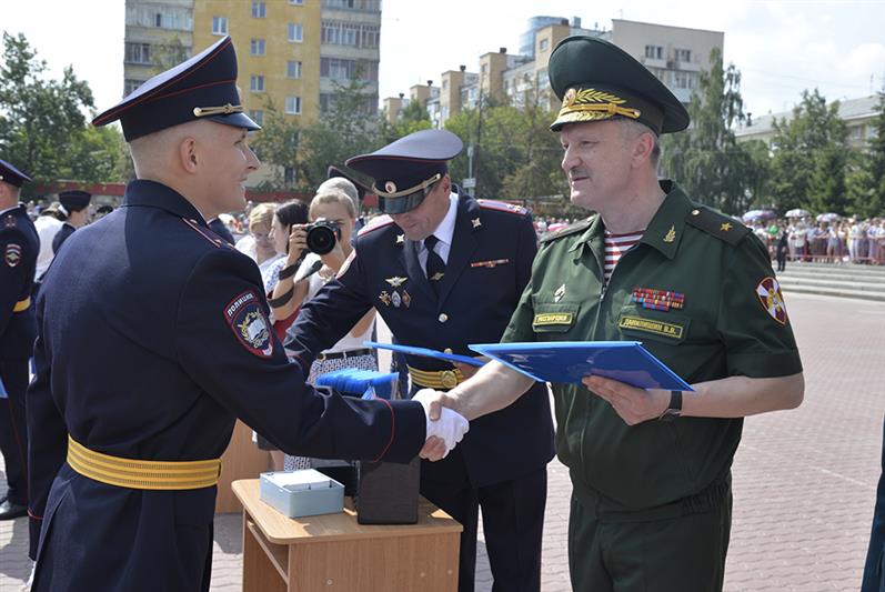 Заместитель командующего Уральским округом Росгвардии поздравил выпускников Уральского юридического института МВД России с окончанием обучения