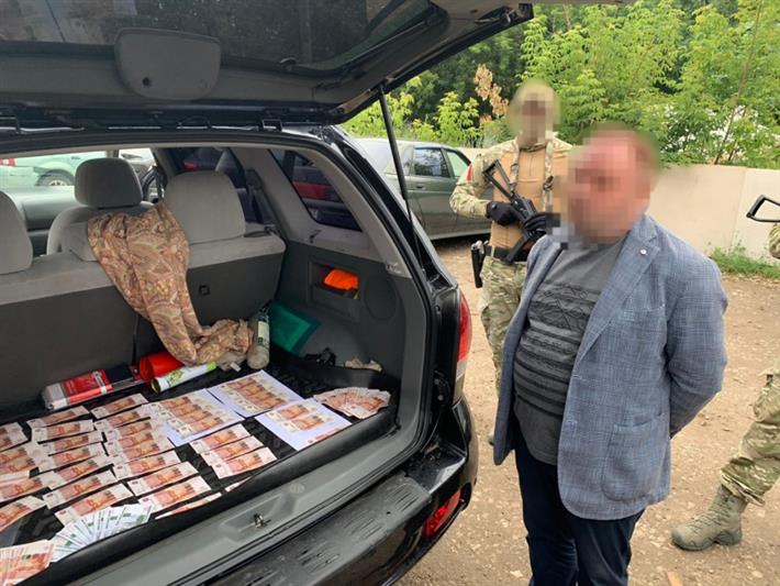 При содействии самарского СОБР задержан с поличным подозреваемый в получении крупной взятки