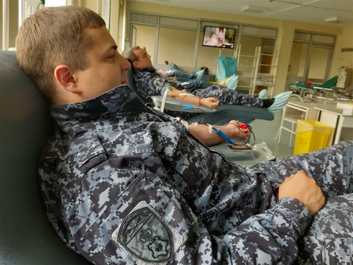 Столичные росгвардейцы приняли участие в донорской акции