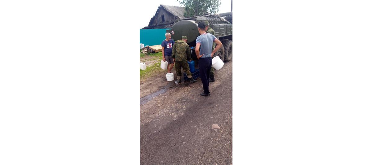 Росгвардия снабжает чистой питьевой водой районы Иркутской области, пострадавшие от наводнения