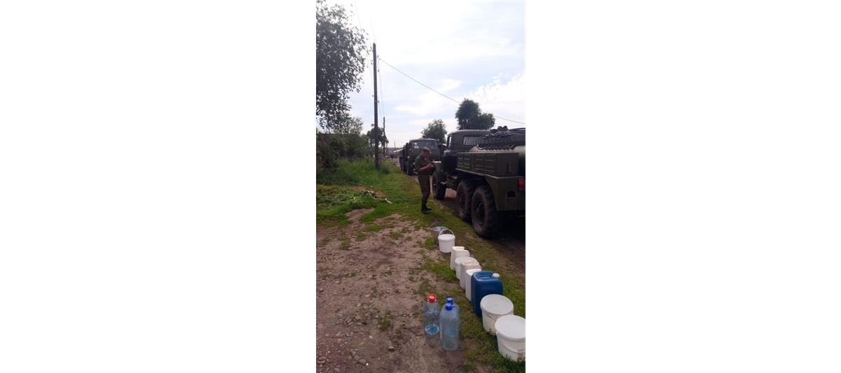 Росгвардия снабжает чистой питьевой водой районы Иркутской области, пострадавшие от наводнения