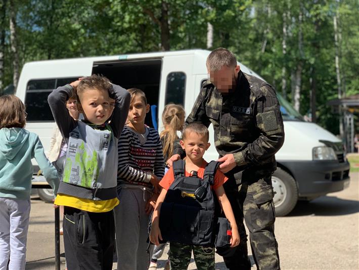 Офицеры рязанского СОБР провели Урок мужества для отдыхающих детского лагеря «Орбита»