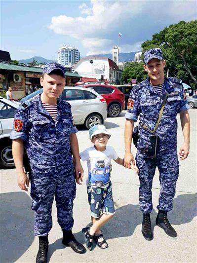 Крымские росгвардейцы вернули родителям потерявшегося ребенка
