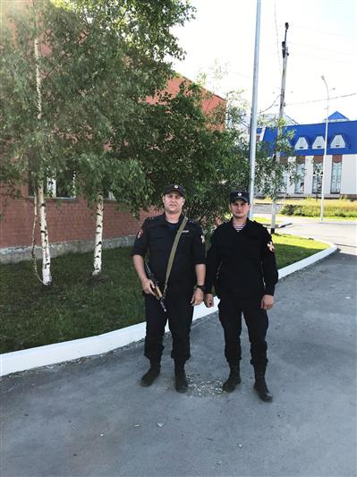 В Югре сотрудники Росгвардии задержали подозреваемого в преступлении, находившегося в федеральном розыске, и спасли жизнь человеку