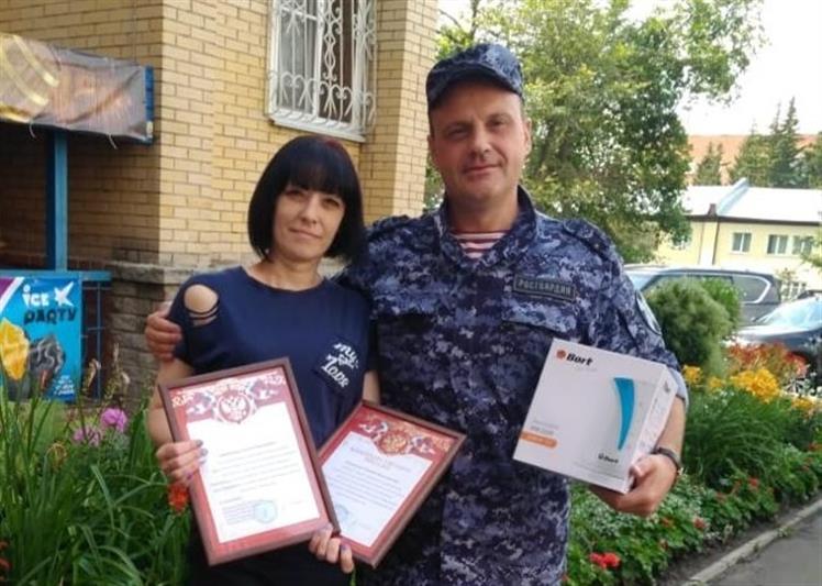 Росгвардейцы поблагодарили жительницу Омска и её сына за помощь в поимке подозреваемого в краже