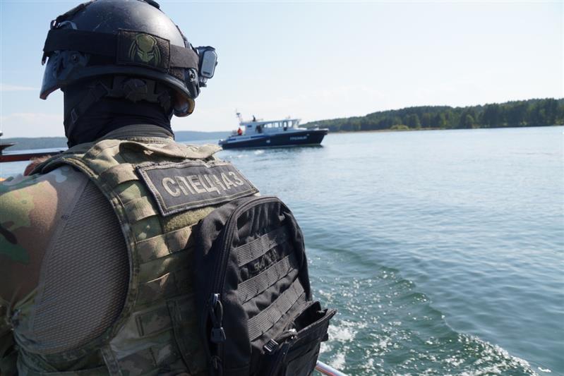 Росгвардия провела тренировку по десантированию на воду в акватории Курминского залива