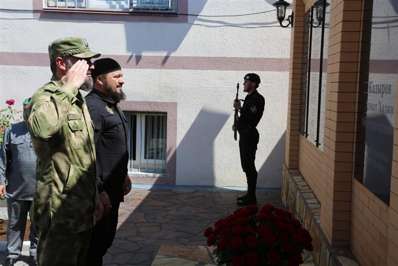 Чеченские росгвардейцы приняли участие в мероприятиях, посвященных 68-й годовщине со дня рождения первого президента республики Героя России Ахмата-Хаджи Кадырова