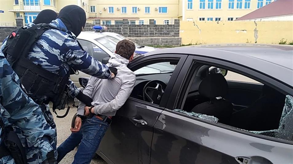 При участии уфимского ОМОН задержаны подозреваемые в кражах, покушении на угон и хранении наркотиков (видео)