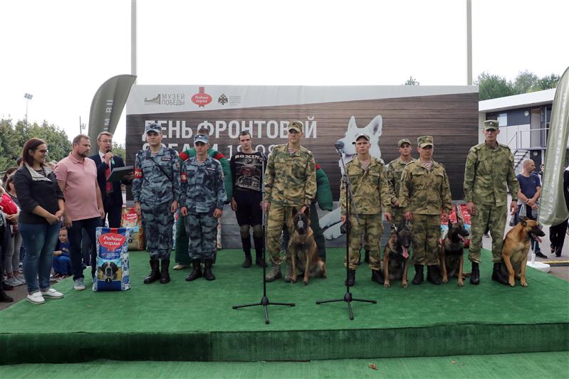 Кинологи Росгвардии приняли участие  в Дне фронтовой собаки в музее Победы 