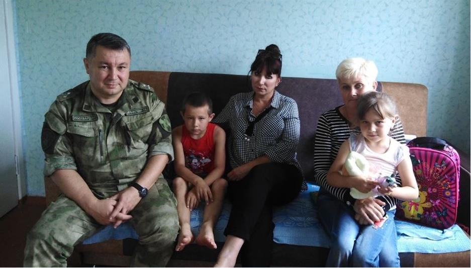 В Зауралье росгвардейцы помогли многодетной семье собрать детей в школу