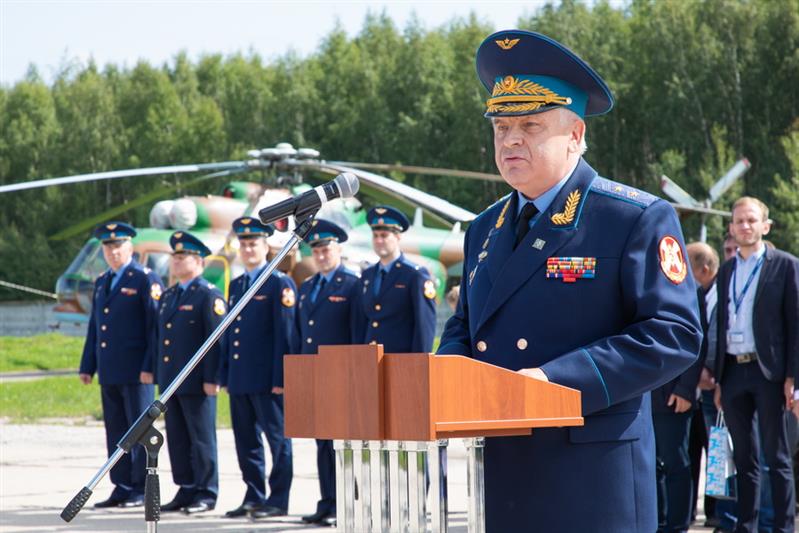 ЧКАЛОВСКОМУ АВИАЦИОННОМУ ПОЛКУ ОСОБОГО НАЗНАЧЕНИЯ ВРУЧИЛИ БОЕВОЕ ЗНАМЯ