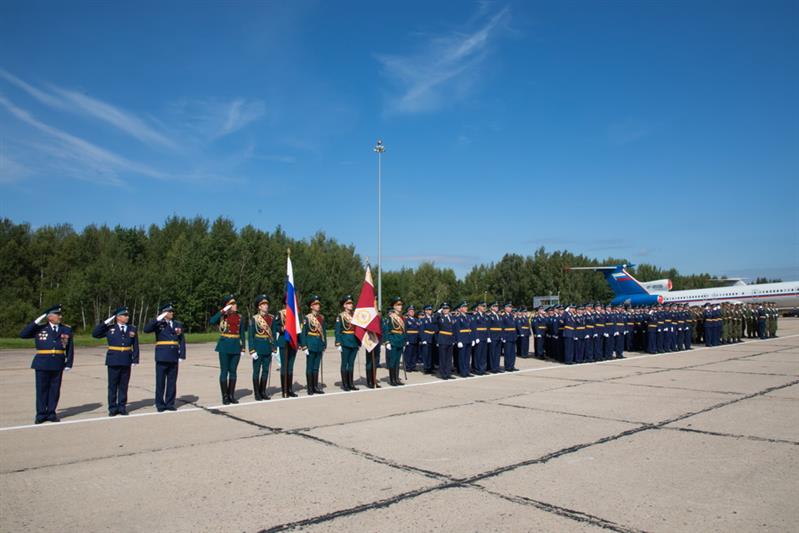 ЧКАЛОВСКОМУ АВИАЦИОННОМУ ПОЛКУ ОСОБОГО НАЗНАЧЕНИЯ ВРУЧИЛИ БОЕВОЕ ЗНАМЯ