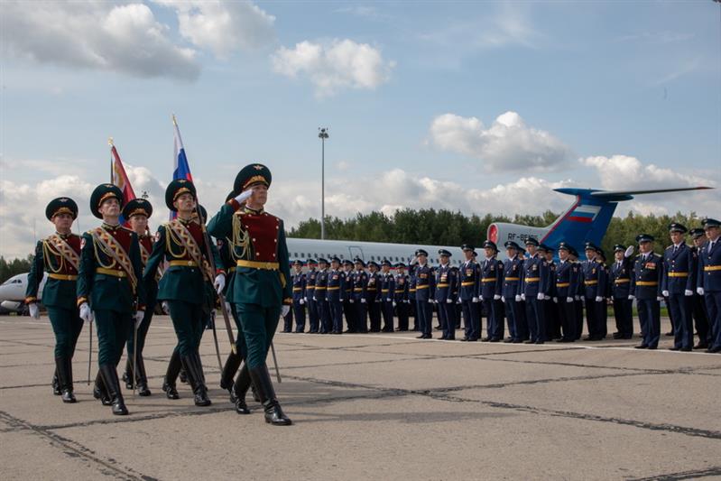 ЧКАЛОВСКОМУ АВИАЦИОННОМУ ПОЛКУ ОСОБОГО НАЗНАЧЕНИЯ ВРУЧИЛИ БОЕВОЕ ЗНАМЯ