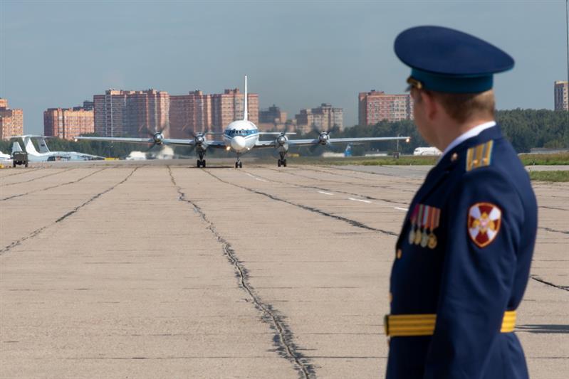 ЧКАЛОВСКОМУ АВИАЦИОННОМУ ПОЛКУ ОСОБОГО НАЗНАЧЕНИЯ ВРУЧИЛИ БОЕВОЕ ЗНАМЯ