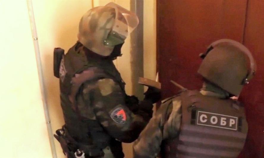 При участии петербургского СОБР пресечена незаконная реализация табачных изделий и алкоголя 