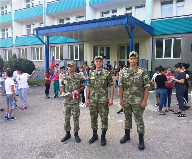 Росгвардейцы Северо-Кавказского округа отметили День Государственного флага России