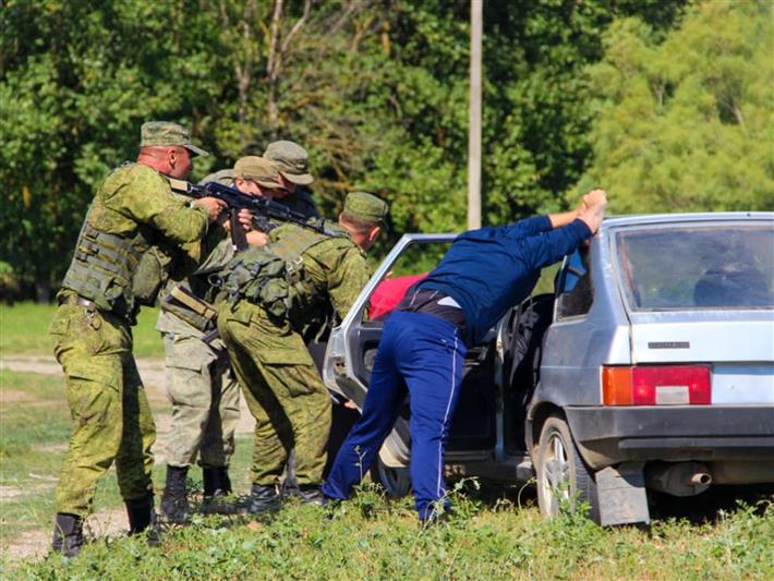 Представители ставропольского управления Росгвардии приняли участие в молодежном форуме «Левокумье против терроризма!» (фото)