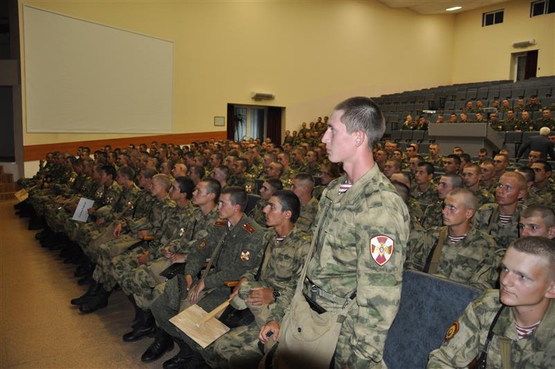Военнослужащие Новосибирского военного института им. И.К. Яковлева отметили День Государственного флага Российской Федерации 