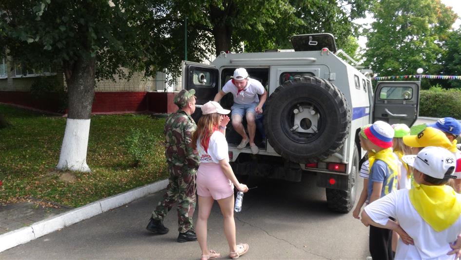 Сотрудники ОМОН «Русич» навестили детей, отдыхающих в оздоровительном лагере в Подмосковье