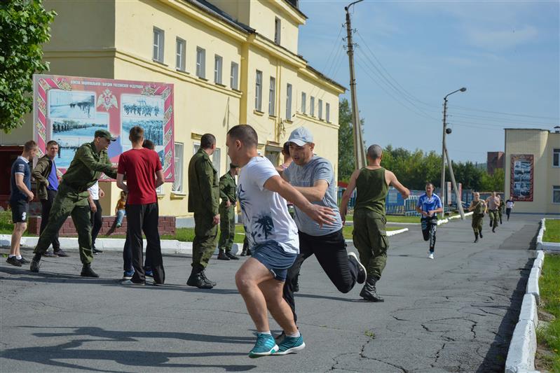 Военнослужащие Уральского округа Росгвардии отметили День физкультурника 
