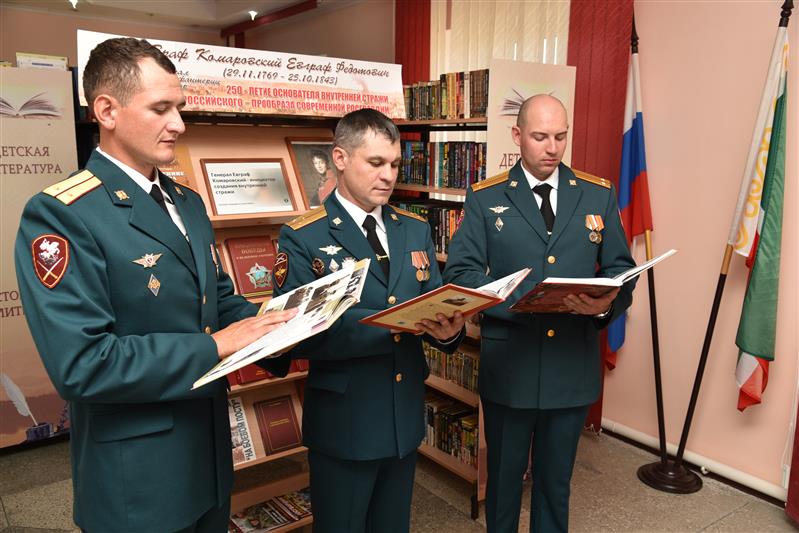 Военнослужащие грозненского соединения Росгвардии приняли участие во всероссийском литературном марафоне «Читаем записки графа Комаровского»