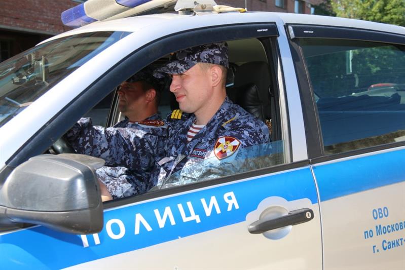 Сотрудники Росгвардии задержали подозреваемых, нанесших мужчине и  женщине телесные повреждения в Северной столице