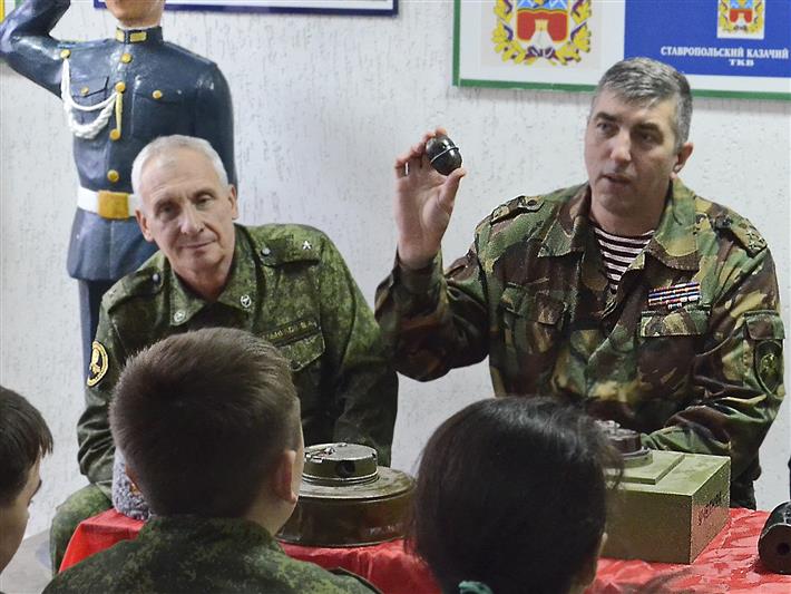 Ставропольские росгвардейцы приняли участие в тренировочных сборах кадет-ермоловцев