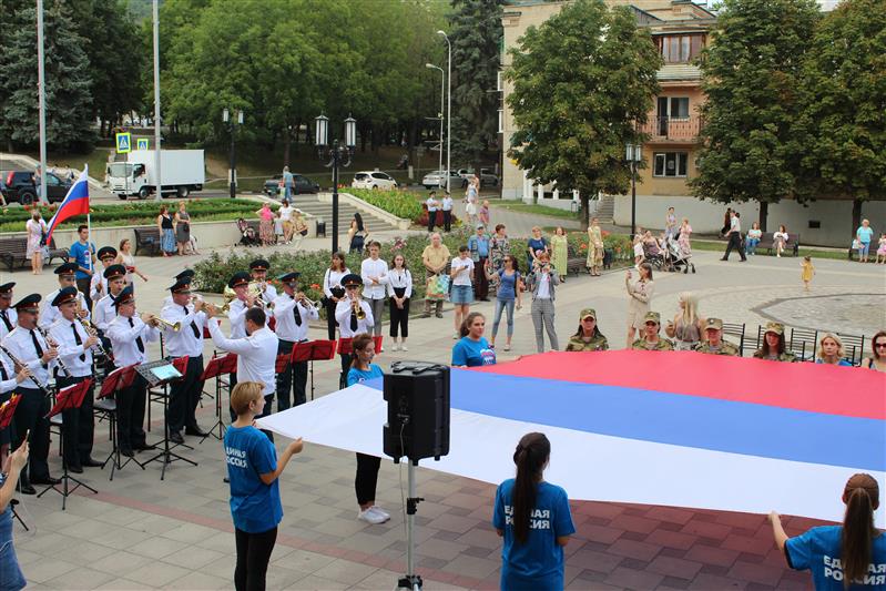 Росгвардейцы Северо-Кавказского округа отметили День Государственного флага России