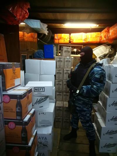 Бойцы екатеринбургского ОМОН совместно с оперативниками ФСБ и МВД изъяли крупную партию контрафактного алкоголя