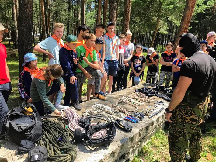 Росгвардейцы провели патриотическое мероприятие в лагере скалолазов в Кабардино-Балкарии (видео)