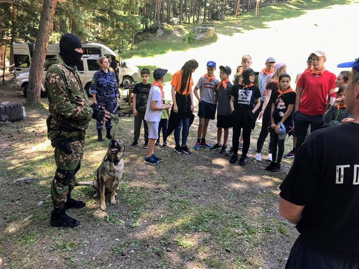 Росгвардейцы провели патриотическое мероприятие в лагере скалолазов в Кабардино-Балкарии (видео)