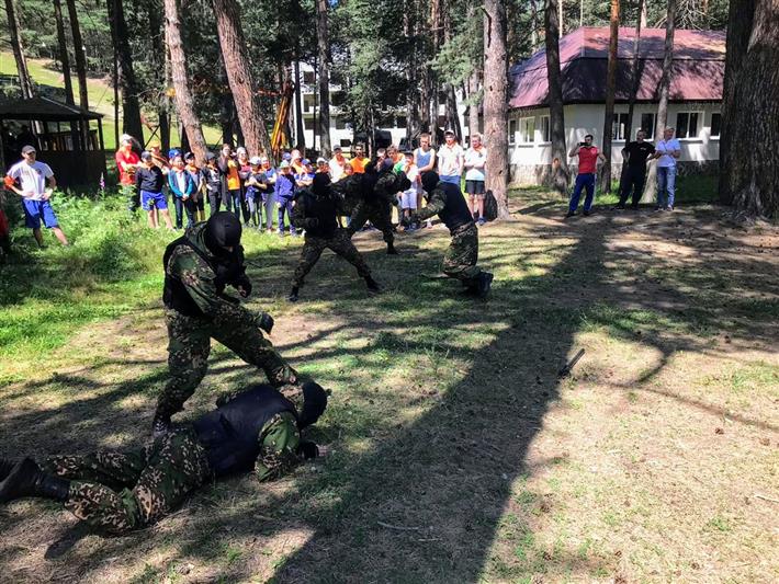 Росгвардейцы провели патриотическое мероприятие в лагере скалолазов в Кабардино-Балкарии (видео)