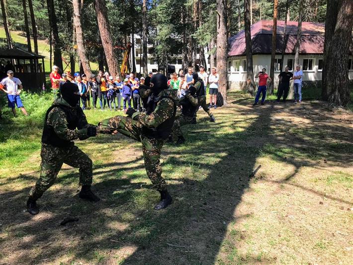 Росгвардейцы провели патриотическое мероприятие в лагере скалолазов в Кабардино-Балкарии (видео)