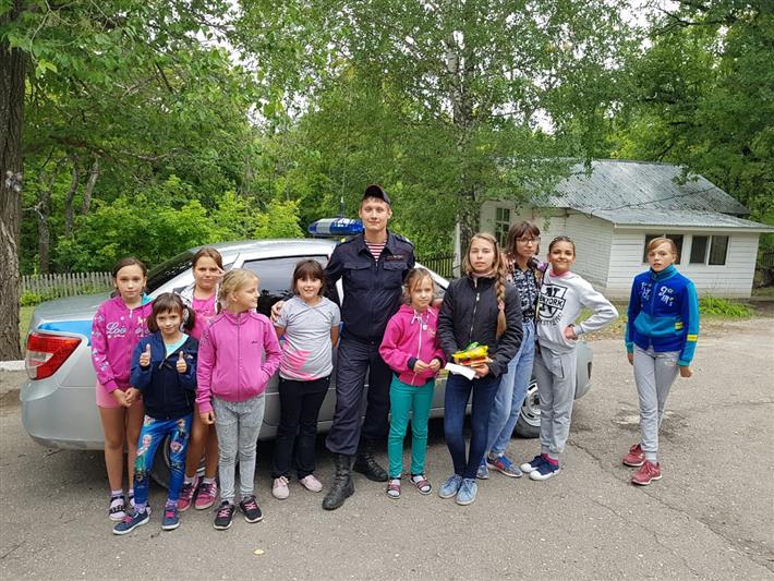Акция «Каникулы с Росгвардией» прошла в детском лагере города Вольска 