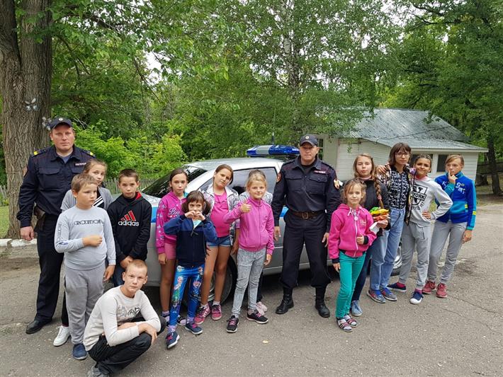 Акция «Каникулы с Росгвардией» прошла в детском лагере города Вольска 