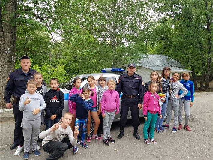 Акция «Каникулы с Росгвардией» прошла в детском лагере города Вольска
