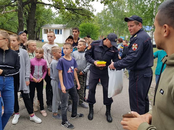 Акция «Каникулы с Росгвардией» прошла в детском лагере города Вольска 