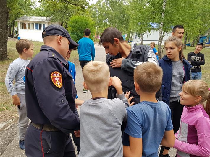 Акция «Каникулы с Росгвардией» прошла в детском лагере города Вольска 