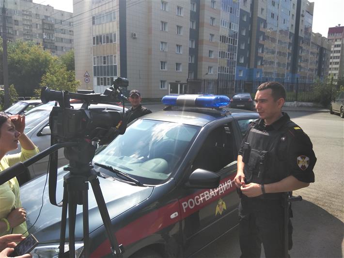 Сотрудники СОБР и вневедомственной охраны рассказали челябинским журналистам о своих трудовых буднях