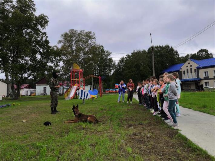 Сахалинские росгвардейцы провели профилактическую акцию для детей «Вместе против террора»